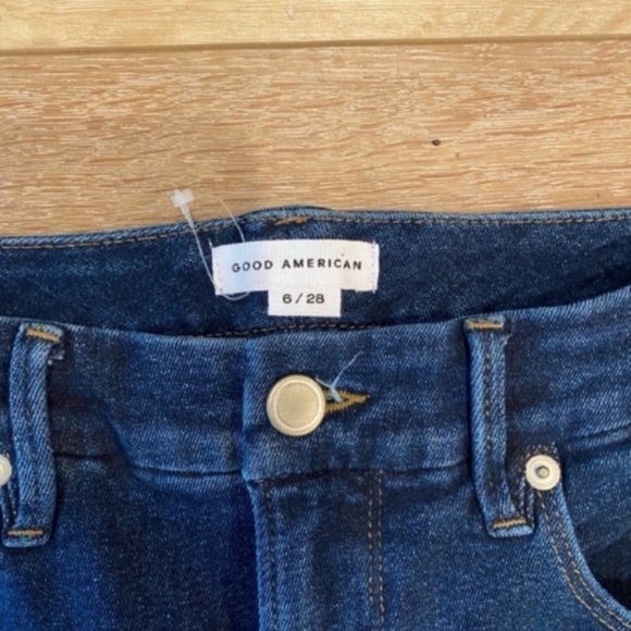 GOOD AMERICAN Good Legs Crop Jean in Blue 787 Size 6 / 28 Dark Wash. - Picture 6 of 7